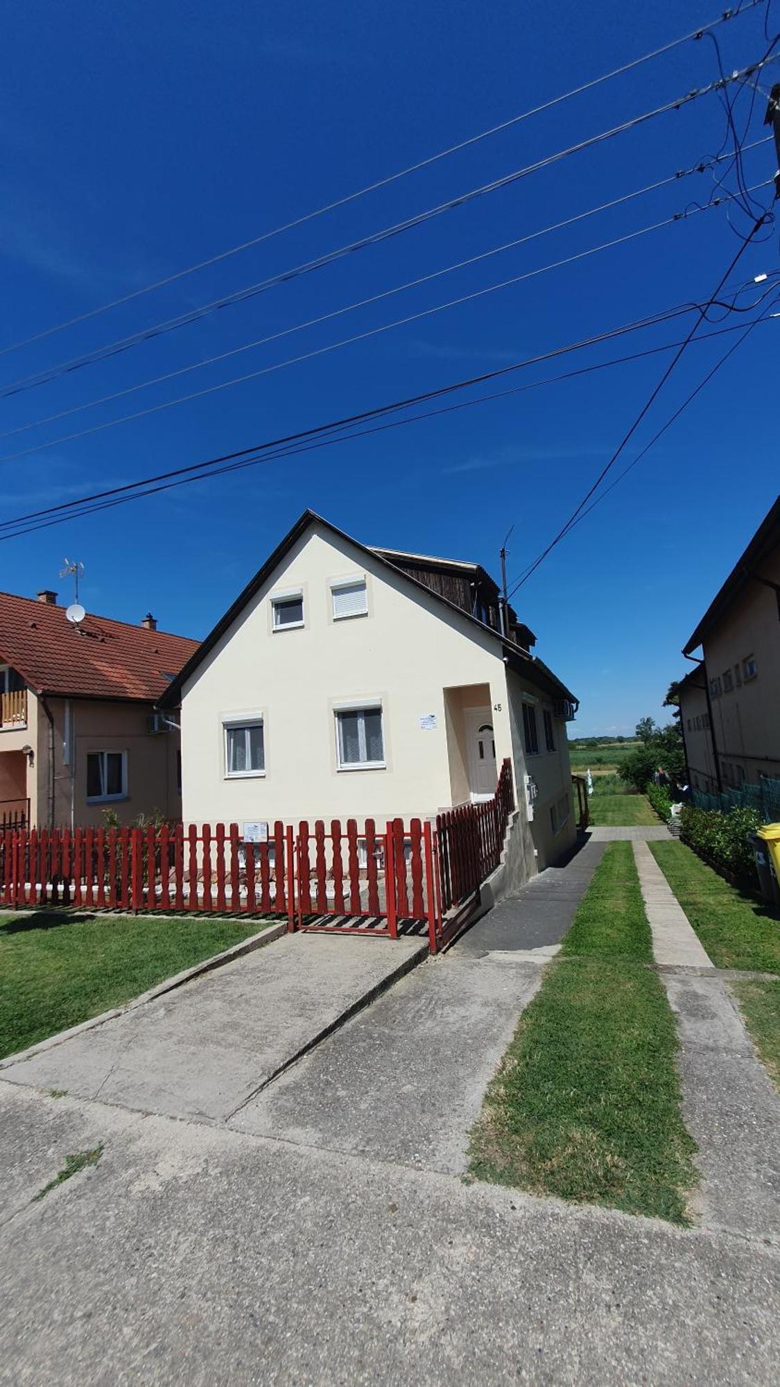 Berbe Apartman Balatonlelle Exterior photo